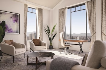 Suite, 1 King Bed (International Suite)