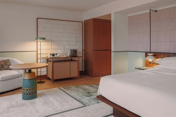 Superior Room, 1 King Bed, Non Smoking, Lake View