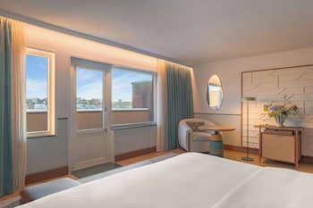 Superior Room, 1 King Bed, Non Smoking, Lake View