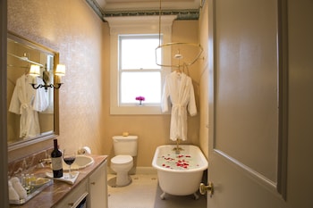 Junior Queen Suite
