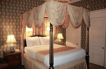 Junior Queen Suite
