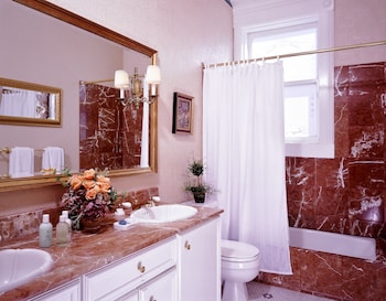 Junior Queen Suite