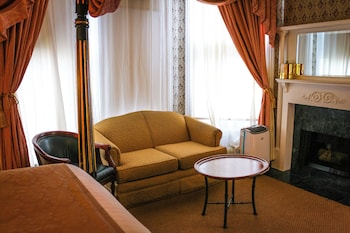 Junior Queen Suite