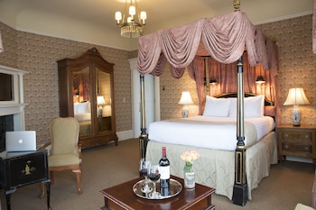 Junior Queen Suite