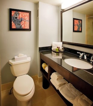 Suite, 1 King Bed, Accessible, Bathtub