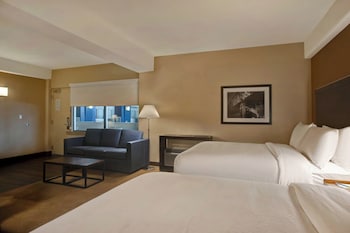 Junior Suite, 2 Queen Beds, Poolside