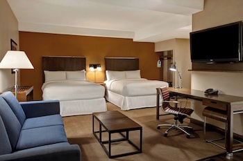 Junior Suite, 2 Queen Beds, Poolside