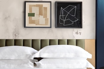 Room (Essential)