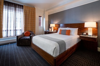 Deluxe Room, 1 Queen Bed, Roll-in Shower (Accessible)