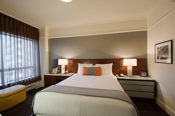 Deluxe Room, 1 Queen Bed, Roll-in Shower (Accessible)