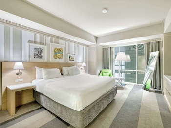 Deluxe Room, 1 King Bed, Accessible (Mobility Roll in Shower)