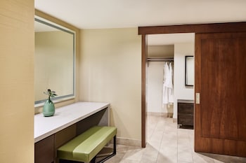 Suite, 1 King Bed, Corner