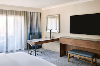 Deluxe Room, 1 King Bed, Pool View