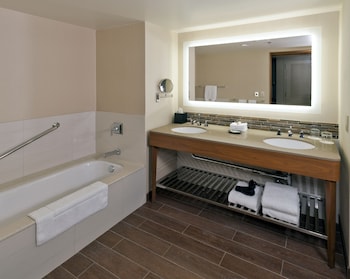 Deluxe Room, 2 Queen Beds, Pool View