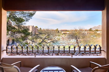 Deluxe Room, 2 Queen Beds, Pool View