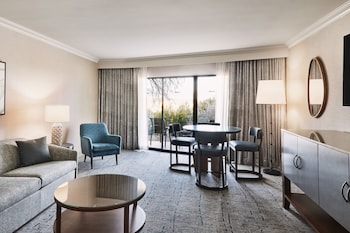 Suite, 1 King Bed, Corner
