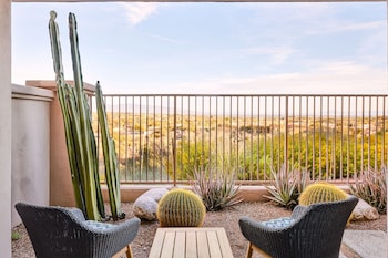 Deluxe Room, 1 King Bed, Mountain View
