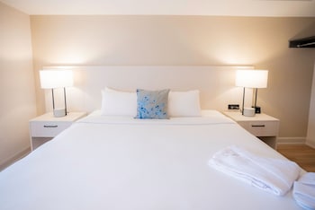 MODERN | One Bedroom King Suite