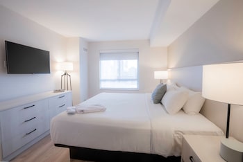 MODERN | Hotel Room