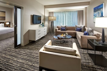 Suite, 1 King Bed with Sofa bed, Non Smoking