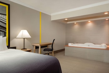Deluxe Suite, 1 King Bed, Non Smoking
