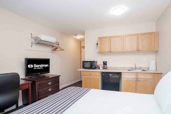 Standard Room, 1 Queen Bed, Kitchenette