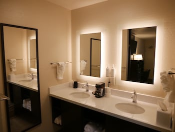 Deluxe Room, 2 Queen Beds, Non Smoking