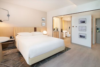 Club Room, 1 King Bed, Non Smoking Resort View