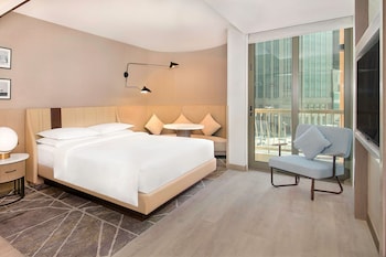 Club Room, 1 King Bed, Non Smoking City View