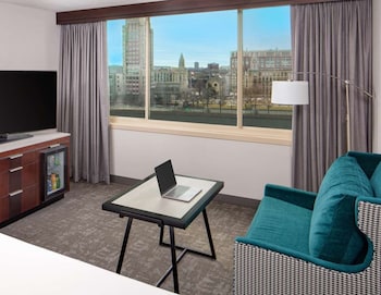 Room, 1 King Bed, River View