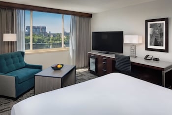 Room, 1 King Bed, River View