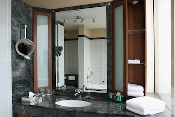 Business Suite, 1 King Bed with Sofa bed, Club Lounge Access