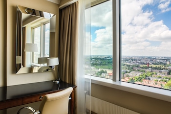 Bi-Level Suite, 1 King Bed with Sofa bed