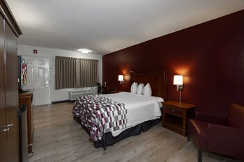 Deluxe Room, 1 Queen Bed, Smoking (First Floor)