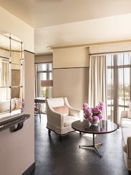 Deluxe King Suite