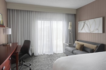 Room, 1 King Bed (Mobility Accessible, Tub)