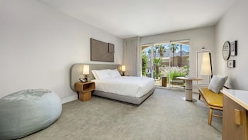 Family Room (1 King Bed with Bunk Beds)