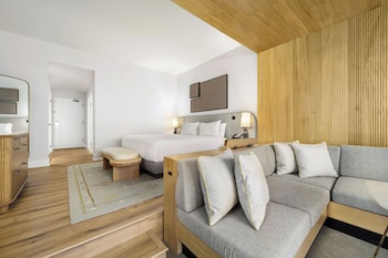 Deluxe Room, 1 King Bed, Golf View