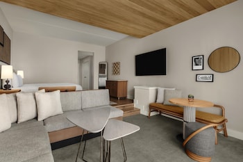 Room, 1 King Bed, Pool Access