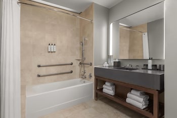 Room, 2 Queen Beds, Bathtub