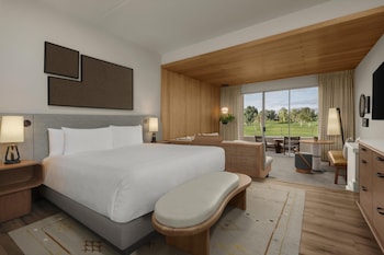 Deluxe Room, 1 King Bed, Golf View