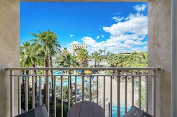 Room, Pool View (2 King Beds)