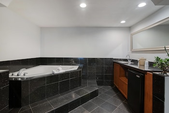 Suite, 1 King Bed, Non Smoking, Courtyard View