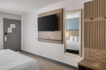 Standard Room, 1 King Bed, Accessible, Non Smoking