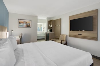 Standard Room, 1 King Bed, Non Smoking, Refrigerator & Microwave (Larger Room)