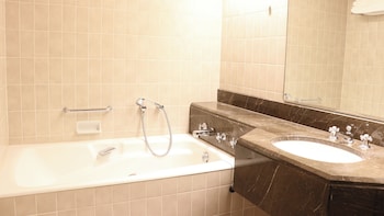 Premium Room, 1 King Bed, Club Lounge Access, City View (High floor)