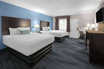 Room, 2 Queen Beds, Non Smoking, Poolside