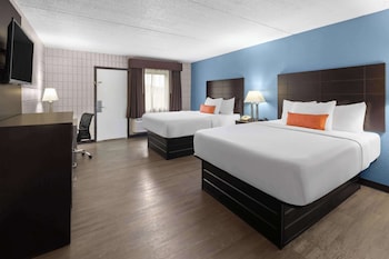 Room, 2 Queen Beds, Non Smoking, Poolside (Pet-Friendly)