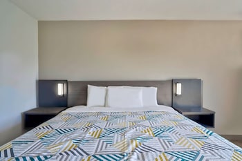 Deluxe Room, 1 King Bed, Non Smoking, Refrigerator