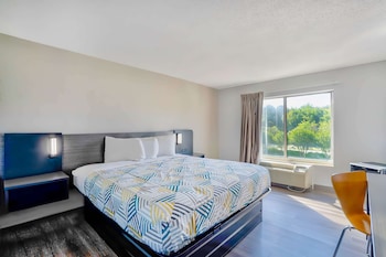 Deluxe Room, 1 King Bed, Non Smoking, Refrigerator